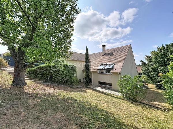 À découvrir, belle maison familiale de 134 m² habitables, située au cœur du hameau de La Richarderie à Jouars-Pontchartrain, un secteur particulièrement recherché pour son calme et son environnement résidentiel, tout en restant à proximité du centre-ville et de ses commodités.

Entièrement rénovée en 2014, cette maison offre de beaux volumes et une distribution fonctionnelle, idéale pour une famille.
Elle se compose de 4 chambres, de 2 salles de bains, dont une en rez-de-chaussée et une à l'étage, ainsi que de pièces de vie agréables et lumineuses. La cuisine aménagée et équipée s'intègre parfaitement à l'espace de vie.
À l'extérieur, vous profiterez d'une grande terrasse et d'un terrain agréable, idéal pour les moments en famille ou entre amis.
Un double garage de 36 m² complète ce bien et offre un espace de stationnement et de rangement particulièrement appréciable. Plusieurs véhicules peuvent également être stationnés dans l'allée de la propriété.
Une maison soignée, rénovée et parfaitement adaptée à une vie de famille, dans un environnement calme et recherché.

📍 La Richarderie – Jouars-Pontchartrain
🏠 134 m² habitables
🛏️ 4 chambres
🛁 2 salles de bains
🚗 Double garage de 36 m²
🌿 Terrasse et terrain

Un bien rare dans un secteur recherché. À découvrir sans tarder !
SARA RODRIGUES 
BSK IMMOBILIER 
06 33 82 07 35