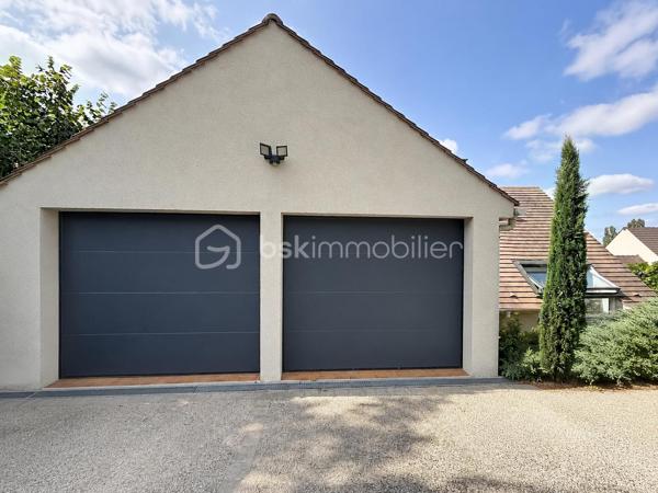 À découvrir, belle maison familiale de 134 m² habitables, située au cœur du hameau de La Richarderie à Jouars-Pontchartrain, un secteur particulièrement recherché pour son calme et son environnement résidentiel, tout en restant à proximité du centre-ville et de ses commodités.

Entièrement rénovée en 2014, cette maison offre de beaux volumes et une distribution fonctionnelle, idéale pour une famille.
Elle se compose de 4 chambres, de 2 salles de bains, dont une en rez-de-chaussée et une à l'étage, ainsi que de pièces de vie agréables et lumineuses. La cuisine aménagée et équipée s'intègre parfaitement à l'espace de vie.
À l'extérieur, vous profiterez d'une grande terrasse et d'un terrain agréable, idéal pour les moments en famille ou entre amis.
Un double garage de 36 m² complète ce bien et offre un espace de stationnement et de rangement particulièrement appréciable. Plusieurs véhicules peuvent également être stationnés dans l'allée de la propriété.
Une maison soignée, rénovée et parfaitement adaptée à une vie de famille, dans un environnement calme et recherché.

📍 La Richarderie – Jouars-Pontchartrain
🏠 134 m² habitables
🛏️ 4 chambres
🛁 2 salles de bains
🚗 Double garage de 36 m²
🌿 Terrasse et terrain

Un bien rare dans un secteur recherché. À découvrir sans tarder !
SARA RODRIGUES 
BSK IMMOBILIER 
06 33 82 07 35