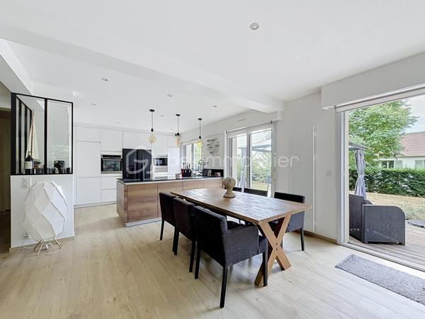 À découvrir, belle maison familiale de 134 m² habitables, située au cœur du hameau de La Richarderie à Jouars-Pontchartrain, un secteur particulièrement recherché pour son calme et son environnement résidentiel, tout en restant à proximité du centre-ville et de ses commodités.

Entièrement rénovée en 2014, cette maison offre de beaux volumes et une distribution fonctionnelle, idéale pour une famille.
Elle se compose de 4 chambres, de 2 salles de bains, dont une en rez-de-chaussée et une à l'étage, ainsi que de pièces de vie agréables et lumineuses. La cuisine aménagée et équipée s'intègre parfaitement à l'espace de vie.
À l'extérieur, vous profiterez d'une grande terrasse et d'un terrain agréable, idéal pour les moments en famille ou entre amis.
Un double garage de 36 m² complète ce bien et offre un espace de stationnement et de rangement particulièrement appréciable. Plusieurs véhicules peuvent également être stationnés dans l'allée de la propriété.
Une maison soignée, rénovée et parfaitement adaptée à une vie de famille, dans un environnement calme et recherché.

📍 La Richarderie – Jouars-Pontchartrain
🏠 134 m² habitables
🛏️ 4 chambres
🛁 2 salles de bains
🚗 Double garage de 36 m²
🌿 Terrasse et terrain

Un bien rare dans un secteur recherché. À découvrir sans tarder !
SARA RODRIGUES 
BSK IMMOBILIER 
06 33 82 07 35