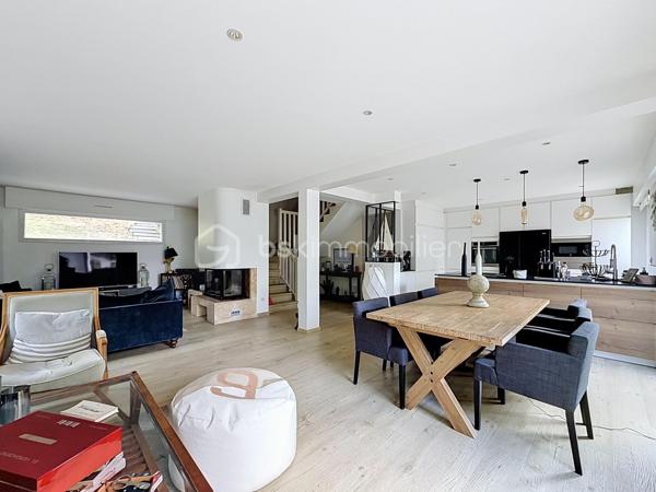 À découvrir, belle maison familiale de 134 m² habitables, située au cœur du hameau de La Richarderie à Jouars-Pontchartrain, un secteur particulièrement recherché pour son calme et son environnement résidentiel, tout en restant à proximité du centre-ville et de ses commodités.

Entièrement rénovée en 2014, cette maison offre de beaux volumes et une distribution fonctionnelle, idéale pour une famille.
Elle se compose de 4 chambres, de 2 salles de bains, dont une en rez-de-chaussée et une à l'étage, ainsi que de pièces de vie agréables et lumineuses. La cuisine aménagée et équipée s'intègre parfaitement à l'espace de vie.
À l'extérieur, vous profiterez d'une grande terrasse et d'un terrain agréable, idéal pour les moments en famille ou entre amis.
Un double garage de 36 m² complète ce bien et offre un espace de stationnement et de rangement particulièrement appréciable. Plusieurs véhicules peuvent également être stationnés dans l'allée de la propriété.
Une maison soignée, rénovée et parfaitement adaptée à une vie de famille, dans un environnement calme et recherché.

📍 La Richarderie – Jouars-Pontchartrain
🏠 134 m² habitables
🛏️ 4 chambres
🛁 2 salles de bains
🚗 Double garage de 36 m²
🌿 Terrasse et terrain

Un bien rare dans un secteur recherché. À découvrir sans tarder !
SARA RODRIGUES 
BSK IMMOBILIER 
06 33 82 07 35