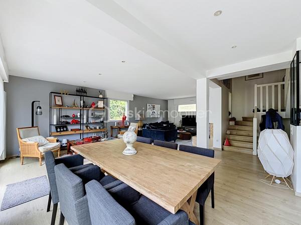 À découvrir, belle maison familiale de 134 m² habitables, située au cœur du hameau de La Richarderie à Jouars-Pontchartrain, un secteur particulièrement recherché pour son calme et son environnement résidentiel, tout en restant à proximité du centre-ville et de ses commodités.

Entièrement rénovée en 2014, cette maison offre de beaux volumes et une distribution fonctionnelle, idéale pour une famille.
Elle se compose de 4 chambres, de 2 salles de bains, dont une en rez-de-chaussée et une à l'étage, ainsi que de pièces de vie agréables et lumineuses. La cuisine aménagée et équipée s'intègre parfaitement à l'espace de vie.
À l'extérieur, vous profiterez d'une grande terrasse et d'un terrain agréable, idéal pour les moments en famille ou entre amis.
Un double garage de 36 m² complète ce bien et offre un espace de stationnement et de rangement particulièrement appréciable. Plusieurs véhicules peuvent également être stationnés dans l'allée de la propriété.
Une maison soignée, rénovée et parfaitement adaptée à une vie de famille, dans un environnement calme et recherché.

📍 La Richarderie – Jouars-Pontchartrain
🏠 134 m² habitables
🛏️ 4 chambres
🛁 2 salles de bains
🚗 Double garage de 36 m²
🌿 Terrasse et terrain

Un bien rare dans un secteur recherché. À découvrir sans tarder !
SARA RODRIGUES 
BSK IMMOBILIER 
06 33 82 07 35