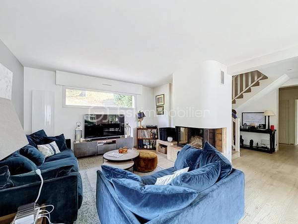À découvrir, belle maison familiale de 134 m² habitables, située au cœur du hameau de La Richarderie à Jouars-Pontchartrain, un secteur particulièrement recherché pour son calme et son environnement résidentiel, tout en restant à proximité du centre-ville et de ses commodités.

Entièrement rénovée en 2014, cette maison offre de beaux volumes et une distribution fonctionnelle, idéale pour une famille.
Elle se compose de 4 chambres, de 2 salles de bains, dont une en rez-de-chaussée et une à l'étage, ainsi que de pièces de vie agréables et lumineuses. La cuisine aménagée et équipée s'intègre parfaitement à l'espace de vie.
À l'extérieur, vous profiterez d'une grande terrasse et d'un terrain agréable, idéal pour les moments en famille ou entre amis.
Un double garage de 36 m² complète ce bien et offre un espace de stationnement et de rangement particulièrement appréciable. Plusieurs véhicules peuvent également être stationnés dans l'allée de la propriété.
Une maison soignée, rénovée et parfaitement adaptée à une vie de famille, dans un environnement calme et recherché.

📍 La Richarderie – Jouars-Pontchartrain
🏠 134 m² habitables
🛏️ 4 chambres
🛁 2 salles de bains
🚗 Double garage de 36 m²
🌿 Terrasse et terrain

Un bien rare dans un secteur recherché. À découvrir sans tarder !
SARA RODRIGUES 
BSK IMMOBILIER 
06 33 82 07 35