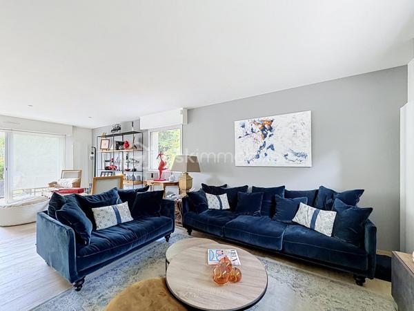 À découvrir, belle maison familiale de 134 m² habitables, située au cœur du hameau de La Richarderie à Jouars-Pontchartrain, un secteur particulièrement recherché pour son calme et son environnement résidentiel, tout en restant à proximité du centre-ville et de ses commodités.

Entièrement rénovée en 2014, cette maison offre de beaux volumes et une distribution fonctionnelle, idéale pour une famille.
Elle se compose de 4 chambres, de 2 salles de bains, dont une en rez-de-chaussée et une à l'étage, ainsi que de pièces de vie agréables et lumineuses. La cuisine aménagée et équipée s'intègre parfaitement à l'espace de vie.
À l'extérieur, vous profiterez d'une grande terrasse et d'un terrain agréable, idéal pour les moments en famille ou entre amis.
Un double garage de 36 m² complète ce bien et offre un espace de stationnement et de rangement particulièrement appréciable. Plusieurs véhicules peuvent également être stationnés dans l'allée de la propriété.
Une maison soignée, rénovée et parfaitement adaptée à une vie de famille, dans un environnement calme et recherché.

📍 La Richarderie – Jouars-Pontchartrain
🏠 134 m² habitables
🛏️ 4 chambres
🛁 2 salles de bains
🚗 Double garage de 36 m²
🌿 Terrasse et terrain

Un bien rare dans un secteur recherché. À découvrir sans tarder !
SARA RODRIGUES 
BSK IMMOBILIER 
06 33 82 07 35