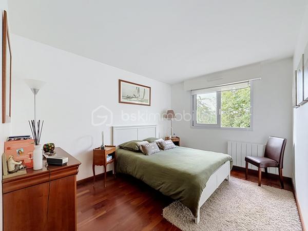 À découvrir, belle maison familiale de 134 m² habitables, située au cœur du hameau de La Richarderie à Jouars-Pontchartrain, un secteur particulièrement recherché pour son calme et son environnement résidentiel, tout en restant à proximité du centre-ville et de ses commodités.

Entièrement rénovée en 2014, cette maison offre de beaux volumes et une distribution fonctionnelle, idéale pour une famille.
Elle se compose de 4 chambres, de 2 salles de bains, dont une en rez-de-chaussée et une à l'étage, ainsi que de pièces de vie agréables et lumineuses. La cuisine aménagée et équipée s'intègre parfaitement à l'espace de vie.
À l'extérieur, vous profiterez d'une grande terrasse et d'un terrain agréable, idéal pour les moments en famille ou entre amis.
Un double garage de 36 m² complète ce bien et offre un espace de stationnement et de rangement particulièrement appréciable. Plusieurs véhicules peuvent également être stationnés dans l'allée de la propriété.
Une maison soignée, rénovée et parfaitement adaptée à une vie de famille, dans un environnement calme et recherché.

📍 La Richarderie – Jouars-Pontchartrain
🏠 134 m² habitables
🛏️ 4 chambres
🛁 2 salles de bains
🚗 Double garage de 36 m²
🌿 Terrasse et terrain

Un bien rare dans un secteur recherché. À découvrir sans tarder !
SARA RODRIGUES 
BSK IMMOBILIER 
06 33 82 07 35