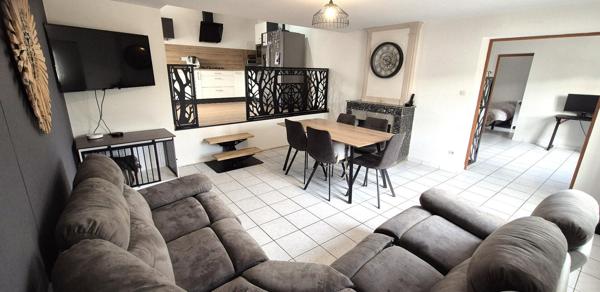 Ravissante Maison Individuelle en colombage, de Charme ou de Caractère de 116 m² Rénovée avec Cour, Terrasse, Appentis, Buanderie, Cave voutée et Terrain Clos et Arboré de 749 m²
