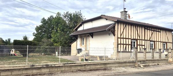 Ravissante Maison Individuelle en colombage, de Charme ou de Caractère de 116 m² Rénovée avec Cour, Terrasse, Appentis, Buanderie, Cave voutée et Terrain Clos et Arboré de 749 m²