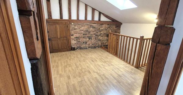Ravissante Maison Individuelle en colombage, de Charme ou de Caractère de 116 m² Rénovée avec Cour, Terrasse, Appentis, Buanderie, Cave voutée et Terrain Clos et Arboré de 749 m²