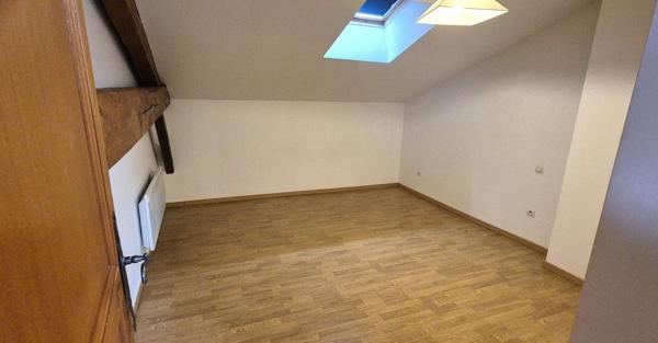 Ravissante Maison Individuelle en colombage, de Charme ou de Caractère de 116 m² Rénovée avec Cour, Terrasse, Appentis, Buanderie, Cave voutée et Terrain Clos et Arboré de 749 m²
