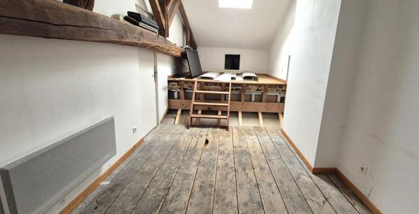 Ravissante Maison Individuelle en colombage, de Charme ou de Caractère de 116 m² Rénovée avec Cour, Terrasse, Appentis, Buanderie, Cave voutée et Terrain Clos et Arboré de 749 m²