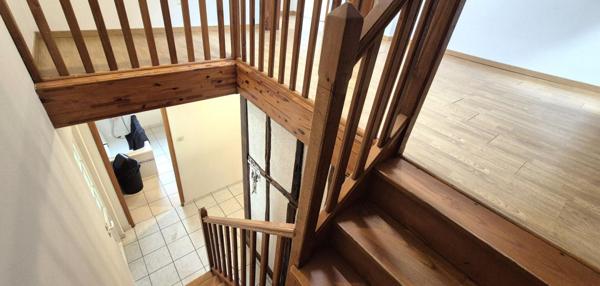 Ravissante Maison Individuelle en colombage, de Charme ou de Caractère de 116 m² Rénovée avec Cour, Terrasse, Appentis, Buanderie, Cave voutée et Terrain Clos et Arboré de 749 m²