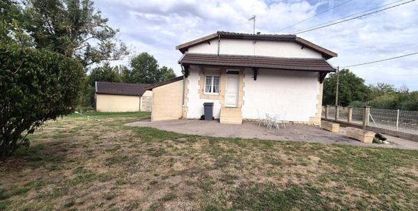 Ravissante Maison Individuelle en colombage, de Charme ou de Caractère de 116 m² Rénovée avec Cour, Terrasse, Appentis, Buanderie, Cave voutée et Terrain Clos et Arboré de 749 m²