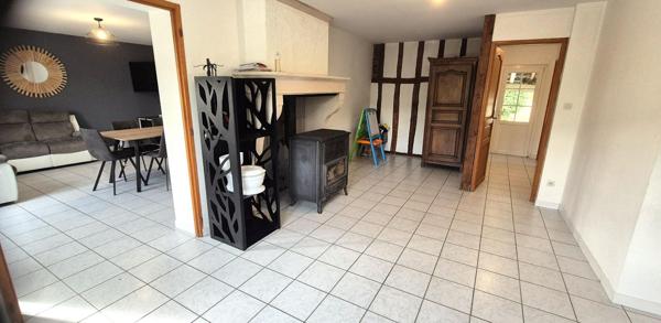 Ravissante Maison Individuelle en colombage, de Charme ou de Caractère de 116 m² Rénovée avec Cour, Terrasse, Appentis, Buanderie, Cave voutée et Terrain Clos et Arboré de 749 m²