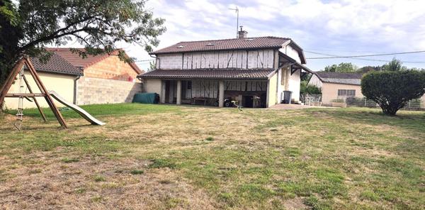 Ravissante Maison Individuelle en colombage, de Charme ou de Caractère de 116 m² Rénovée avec Cour, Terrasse, Appentis, Buanderie, Cave voutée et Terrain Clos et Arboré de 749 m²