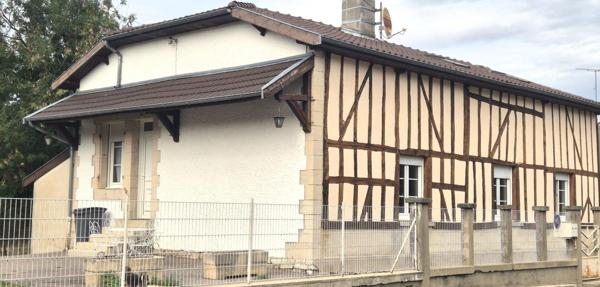 Ravissante Maison Individuelle en colombage, de Charme ou de Caractère de 116 m² Rénovée avec Cour, Terrasse, Appentis, Buanderie, Cave voutée et Terrain Clos et Arboré de 749 m²
