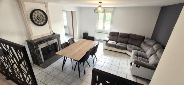 Ravissante Maison Individuelle en colombage, de Charme ou de Caractère de 116 m² Rénovée avec Cour, Terrasse, Appentis, Buanderie, Cave voutée et Terrain Clos et Arboré de 749 m²