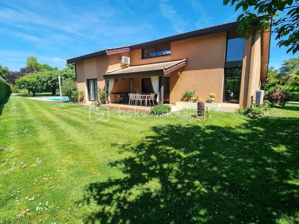 Maison familiale de charme sur parc arboré de 3000 m² – Quartier recherché des Écarts
Située dans le très prisé quartier des Écarts, à proximité du parc de la Ramée, venez découvrir cette maison d'environ 185 m² qui vous séduira par son environnement privilégié et son magnifique terrain paysager de 3000 m², véritable écrin de verdure.
Dès l'entrée, une grande allée vous mène à la maison. Puis la porte s'ouvre sur le rez-de-chaussée climatisé composé d'un séjour avec cheminée, donnant accès à une grande terrasse couverte. Vous profiterez également d’une salle à manger lumineuse prolongée par une véranda et d’une cuisine indépendante récemment rénovée. 
Côté nuit, ce niveau propose une chambre, une salle d’eau, ainsi qu’un vaste espace modulable pouvant être aménagé en chambre supplémentaire, avec un accès direct à l’extérieur et à la piscine.
Un cellier/buanderie, deux WC ainsi qu’un double garage complètent l'ensemble.
À l’étage, une spacieuse mezzanine surplombe élégamment la salle à manger et dessert deux chambres, une salle d’eau et un WC indépendant.
Le jardin, équipé d'un puits et d'un arrosage automatique, s’apparente à un véritable parc arboré, agrémenté d’arbres fruitiers et d’ornement ; il est entièrement clos par de belles haies soigneusement entretenues. 
Atout supplémentaire : le terrain est divisible et constructible. 
Un bien rare dans un cadre recherché, idéal pour une famille en quête de tranquillité, d’espace et de nature.
