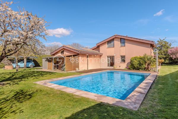 Maison familiale de charme sur parc arboré de 3000 m² – Quartier recherché des Écarts
Située dans le très prisé quartier des Écarts, à proximité du parc de la Ramée, venez découvrir cette maison d'environ 185 m² qui vous séduira par son environnement privilégié et son magnifique terrain paysager de 3000 m², véritable écrin de verdure.
Dès l'entrée, une grande allée vous mène à la maison. Puis la porte s'ouvre sur le rez-de-chaussée climatisé composé d'un séjour avec cheminée, donnant accès à une grande terrasse couverte. Vous profiterez également d’une salle à manger lumineuse prolongée par une véranda et d’une cuisine indépendante récemment rénovée. 
Côté nuit, ce niveau propose une chambre, une salle d’eau, ainsi qu’un vaste espace modulable pouvant être aménagé en chambre supplémentaire, avec un accès direct à l’extérieur et à la piscine.
Un cellier/buanderie, deux WC ainsi qu’un double garage complètent l'ensemble.
À l’étage, une spacieuse mezzanine surplombe élégamment la salle à manger et dessert deux chambres, une salle d’eau et un WC indépendant.
Le jardin, équipé d'un puits et d'un arrosage automatique, s’apparente à un véritable parc arboré, agrémenté d’arbres fruitiers et d’ornement ; il est entièrement clos par de belles haies soigneusement entretenues. 
Atout supplémentaire : le terrain est divisible et constructible. 
Un bien rare dans un cadre recherché, idéal pour une famille en quête de tranquillité, d’espace et de nature.