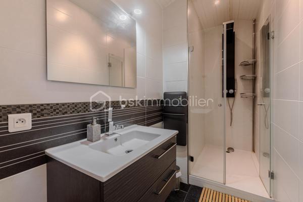 Maison familiale de charme sur parc arboré de 3000 m² – Quartier recherché des Écarts
Située dans le très prisé quartier des Écarts, à proximité du parc de la Ramée, venez découvrir cette maison d'environ 185 m² qui vous séduira par son environnement privilégié et son magnifique terrain paysager de 3000 m², véritable écrin de verdure.
Dès l'entrée, une grande allée vous mène à la maison. Puis la porte s'ouvre sur le rez-de-chaussée climatisé composé d'un séjour avec cheminée, donnant accès à une grande terrasse couverte. Vous profiterez également d’une salle à manger lumineuse prolongée par une véranda et d’une cuisine indépendante récemment rénovée. 
Côté nuit, ce niveau propose une chambre, une salle d’eau, ainsi qu’un vaste espace modulable pouvant être aménagé en chambre supplémentaire, avec un accès direct à l’extérieur et à la piscine.
Un cellier/buanderie, deux WC ainsi qu’un double garage complètent l'ensemble.
À l’étage, une spacieuse mezzanine surplombe élégamment la salle à manger et dessert deux chambres, une salle d’eau et un WC indépendant.
Le jardin, équipé d'un puits et d'un arrosage automatique, s’apparente à un véritable parc arboré, agrémenté d’arbres fruitiers et d’ornement ; il est entièrement clos par de belles haies soigneusement entretenues. 
Atout supplémentaire : le terrain est divisible et constructible. 
Un bien rare dans un cadre recherché, idéal pour une famille en quête de tranquillité, d’espace et de nature.