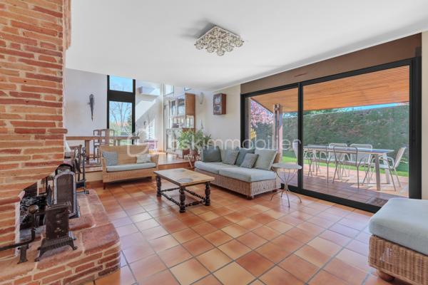 Maison familiale de charme sur parc arboré de 3000 m² – Quartier recherché des Écarts
Située dans le très prisé quartier des Écarts, à proximité du parc de la Ramée, venez découvrir cette maison d'environ 185 m² qui vous séduira par son environnement privilégié et son magnifique terrain paysager de 3000 m², véritable écrin de verdure.
Dès l'entrée, une grande allée vous mène à la maison. Puis la porte s'ouvre sur le rez-de-chaussée climatisé composé d'un séjour avec cheminée, donnant accès à une grande terrasse couverte. Vous profiterez également d’une salle à manger lumineuse prolongée par une véranda et d’une cuisine indépendante récemment rénovée. 
Côté nuit, ce niveau propose une chambre, une salle d’eau, ainsi qu’un vaste espace modulable pouvant être aménagé en chambre supplémentaire, avec un accès direct à l’extérieur et à la piscine.
Un cellier/buanderie, deux WC ainsi qu’un double garage complètent l'ensemble.
À l’étage, une spacieuse mezzanine surplombe élégamment la salle à manger et dessert deux chambres, une salle d’eau et un WC indépendant.
Le jardin, équipé d'un puits et d'un arrosage automatique, s’apparente à un véritable parc arboré, agrémenté d’arbres fruitiers et d’ornement ; il est entièrement clos par de belles haies soigneusement entretenues. 
Atout supplémentaire : le terrain est divisible et constructible. 
Un bien rare dans un cadre recherché, idéal pour une famille en quête de tranquillité, d’espace et de nature.