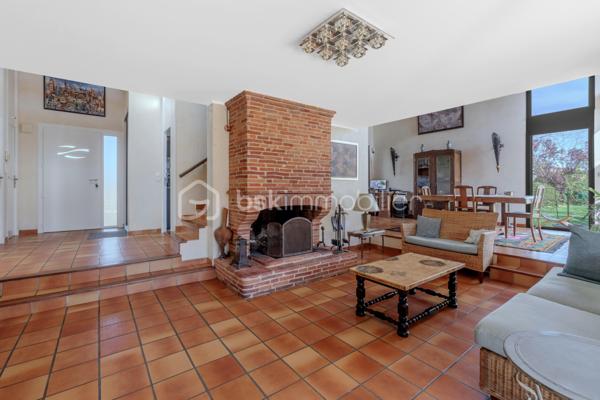 Maison familiale de charme sur parc arboré de 3000 m² – Quartier recherché des Écarts
Située dans le très prisé quartier des Écarts, à proximité du parc de la Ramée, venez découvrir cette maison d'environ 185 m² qui vous séduira par son environnement privilégié et son magnifique terrain paysager de 3000 m², véritable écrin de verdure.
Dès l'entrée, une grande allée vous mène à la maison. Puis la porte s'ouvre sur le rez-de-chaussée climatisé composé d'un séjour avec cheminée, donnant accès à une grande terrasse couverte. Vous profiterez également d’une salle à manger lumineuse prolongée par une véranda et d’une cuisine indépendante récemment rénovée. 
Côté nuit, ce niveau propose une chambre, une salle d’eau, ainsi qu’un vaste espace modulable pouvant être aménagé en chambre supplémentaire, avec un accès direct à l’extérieur et à la piscine.
Un cellier/buanderie, deux WC ainsi qu’un double garage complètent l'ensemble.
À l’étage, une spacieuse mezzanine surplombe élégamment la salle à manger et dessert deux chambres, une salle d’eau et un WC indépendant.
Le jardin, équipé d'un puits et d'un arrosage automatique, s’apparente à un véritable parc arboré, agrémenté d’arbres fruitiers et d’ornement ; il est entièrement clos par de belles haies soigneusement entretenues. 
Atout supplémentaire : le terrain est divisible et constructible. 
Un bien rare dans un cadre recherché, idéal pour une famille en quête de tranquillité, d’espace et de nature.