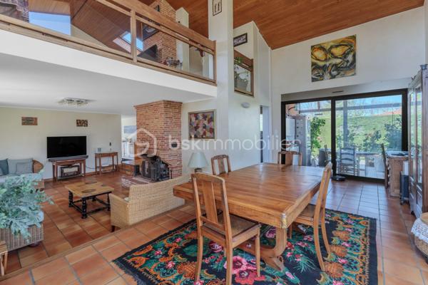 Maison familiale de charme sur parc arboré de 3000 m² – Quartier recherché des Écarts
Située dans le très prisé quartier des Écarts, à proximité du parc de la Ramée, venez découvrir cette maison d'environ 185 m² qui vous séduira par son environnement privilégié et son magnifique terrain paysager de 3000 m², véritable écrin de verdure.
Dès l'entrée, une grande allée vous mène à la maison. Puis la porte s'ouvre sur le rez-de-chaussée climatisé composé d'un séjour avec cheminée, donnant accès à une grande terrasse couverte. Vous profiterez également d’une salle à manger lumineuse prolongée par une véranda et d’une cuisine indépendante récemment rénovée. 
Côté nuit, ce niveau propose une chambre, une salle d’eau, ainsi qu’un vaste espace modulable pouvant être aménagé en chambre supplémentaire, avec un accès direct à l’extérieur et à la piscine.
Un cellier/buanderie, deux WC ainsi qu’un double garage complètent l'ensemble.
À l’étage, une spacieuse mezzanine surplombe élégamment la salle à manger et dessert deux chambres, une salle d’eau et un WC indépendant.
Le jardin, équipé d'un puits et d'un arrosage automatique, s’apparente à un véritable parc arboré, agrémenté d’arbres fruitiers et d’ornement ; il est entièrement clos par de belles haies soigneusement entretenues. 
Atout supplémentaire : le terrain est divisible et constructible. 
Un bien rare dans un cadre recherché, idéal pour une famille en quête de tranquillité, d’espace et de nature.