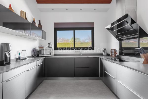 Maison familiale de charme sur parc arboré de 3000 m² – Quartier recherché des Écarts
Située dans le très prisé quartier des Écarts, à proximité du parc de la Ramée, venez découvrir cette maison d'environ 185 m² qui vous séduira par son environnement privilégié et son magnifique terrain paysager de 3000 m², véritable écrin de verdure.
Dès l'entrée, une grande allée vous mène à la maison. Puis la porte s'ouvre sur le rez-de-chaussée climatisé composé d'un séjour avec cheminée, donnant accès à une grande terrasse couverte. Vous profiterez également d’une salle à manger lumineuse prolongée par une véranda et d’une cuisine indépendante récemment rénovée. 
Côté nuit, ce niveau propose une chambre, une salle d’eau, ainsi qu’un vaste espace modulable pouvant être aménagé en chambre supplémentaire, avec un accès direct à l’extérieur et à la piscine.
Un cellier/buanderie, deux WC ainsi qu’un double garage complètent l'ensemble.
À l’étage, une spacieuse mezzanine surplombe élégamment la salle à manger et dessert deux chambres, une salle d’eau et un WC indépendant.
Le jardin, équipé d'un puits et d'un arrosage automatique, s’apparente à un véritable parc arboré, agrémenté d’arbres fruitiers et d’ornement ; il est entièrement clos par de belles haies soigneusement entretenues. 
Atout supplémentaire : le terrain est divisible et constructible. 
Un bien rare dans un cadre recherché, idéal pour une famille en quête de tranquillité, d’espace et de nature.