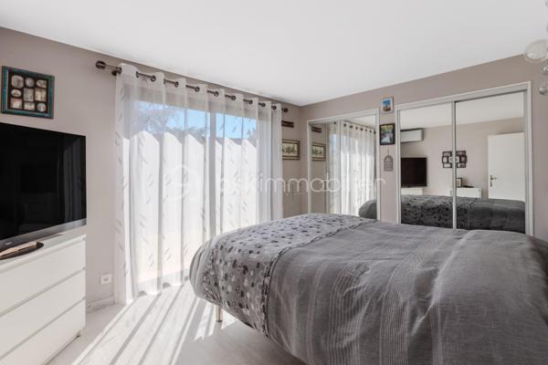 Maison familiale de charme sur parc arboré de 3000 m² – Quartier recherché des Écarts
Située dans le très prisé quartier des Écarts, à proximité du parc de la Ramée, venez découvrir cette maison d'environ 185 m² qui vous séduira par son environnement privilégié et son magnifique terrain paysager de 3000 m², véritable écrin de verdure.
Dès l'entrée, une grande allée vous mène à la maison. Puis la porte s'ouvre sur le rez-de-chaussée climatisé composé d'un séjour avec cheminée, donnant accès à une grande terrasse couverte. Vous profiterez également d’une salle à manger lumineuse prolongée par une véranda et d’une cuisine indépendante récemment rénovée. 
Côté nuit, ce niveau propose une chambre, une salle d’eau, ainsi qu’un vaste espace modulable pouvant être aménagé en chambre supplémentaire, avec un accès direct à l’extérieur et à la piscine.
Un cellier/buanderie, deux WC ainsi qu’un double garage complètent l'ensemble.
À l’étage, une spacieuse mezzanine surplombe élégamment la salle à manger et dessert deux chambres, une salle d’eau et un WC indépendant.
Le jardin, équipé d'un puits et d'un arrosage automatique, s’apparente à un véritable parc arboré, agrémenté d’arbres fruitiers et d’ornement ; il est entièrement clos par de belles haies soigneusement entretenues. 
Atout supplémentaire : le terrain est divisible et constructible. 
Un bien rare dans un cadre recherché, idéal pour une famille en quête de tranquillité, d’espace et de nature.