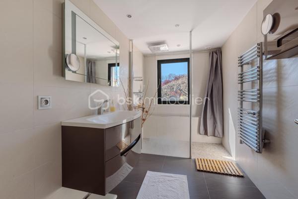 Maison familiale de charme sur parc arboré de 3000 m² – Quartier recherché des Écarts
Située dans le très prisé quartier des Écarts, à proximité du parc de la Ramée, venez découvrir cette maison d'environ 185 m² qui vous séduira par son environnement privilégié et son magnifique terrain paysager de 3000 m², véritable écrin de verdure.
Dès l'entrée, une grande allée vous mène à la maison. Puis la porte s'ouvre sur le rez-de-chaussée climatisé composé d'un séjour avec cheminée, donnant accès à une grande terrasse couverte. Vous profiterez également d’une salle à manger lumineuse prolongée par une véranda et d’une cuisine indépendante récemment rénovée. 
Côté nuit, ce niveau propose une chambre, une salle d’eau, ainsi qu’un vaste espace modulable pouvant être aménagé en chambre supplémentaire, avec un accès direct à l’extérieur et à la piscine.
Un cellier/buanderie, deux WC ainsi qu’un double garage complètent l'ensemble.
À l’étage, une spacieuse mezzanine surplombe élégamment la salle à manger et dessert deux chambres, une salle d’eau et un WC indépendant.
Le jardin, équipé d'un puits et d'un arrosage automatique, s’apparente à un véritable parc arboré, agrémenté d’arbres fruitiers et d’ornement ; il est entièrement clos par de belles haies soigneusement entretenues. 
Atout supplémentaire : le terrain est divisible et constructible. 
Un bien rare dans un cadre recherché, idéal pour une famille en quête de tranquillité, d’espace et de nature.