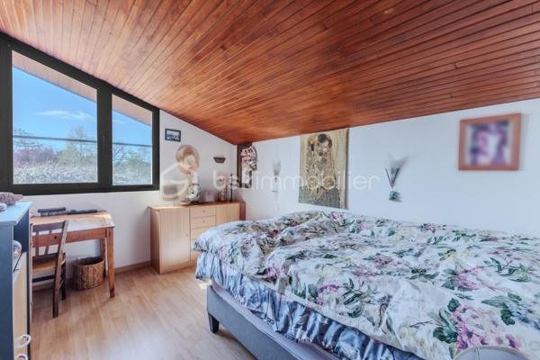 Maison familiale de charme sur parc arboré de 3000 m² – Quartier recherché des Écarts
Située dans le très prisé quartier des Écarts, à proximité du parc de la Ramée, venez découvrir cette maison d'environ 185 m² qui vous séduira par son environnement privilégié et son magnifique terrain paysager de 3000 m², véritable écrin de verdure.
Dès l'entrée, une grande allée vous mène à la maison. Puis la porte s'ouvre sur le rez-de-chaussée climatisé composé d'un séjour avec cheminée, donnant accès à une grande terrasse couverte. Vous profiterez également d’une salle à manger lumineuse prolongée par une véranda et d’une cuisine indépendante récemment rénovée. 
Côté nuit, ce niveau propose une chambre, une salle d’eau, ainsi qu’un vaste espace modulable pouvant être aménagé en chambre supplémentaire, avec un accès direct à l’extérieur et à la piscine.
Un cellier/buanderie, deux WC ainsi qu’un double garage complètent l'ensemble.
À l’étage, une spacieuse mezzanine surplombe élégamment la salle à manger et dessert deux chambres, une salle d’eau et un WC indépendant.
Le jardin, équipé d'un puits et d'un arrosage automatique, s’apparente à un véritable parc arboré, agrémenté d’arbres fruitiers et d’ornement ; il est entièrement clos par de belles haies soigneusement entretenues. 
Atout supplémentaire : le terrain est divisible et constructible. 
Un bien rare dans un cadre recherché, idéal pour une famille en quête de tranquillité, d’espace et de nature.
