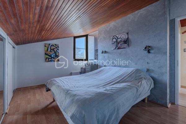 Maison familiale de charme sur parc arboré de 3000 m² – Quartier recherché des Écarts
Située dans le très prisé quartier des Écarts, à proximité du parc de la Ramée, venez découvrir cette maison d'environ 185 m² qui vous séduira par son environnement privilégié et son magnifique terrain paysager de 3000 m², véritable écrin de verdure.
Dès l'entrée, une grande allée vous mène à la maison. Puis la porte s'ouvre sur le rez-de-chaussée climatisé composé d'un séjour avec cheminée, donnant accès à une grande terrasse couverte. Vous profiterez également d’une salle à manger lumineuse prolongée par une véranda et d’une cuisine indépendante récemment rénovée. 
Côté nuit, ce niveau propose une chambre, une salle d’eau, ainsi qu’un vaste espace modulable pouvant être aménagé en chambre supplémentaire, avec un accès direct à l’extérieur et à la piscine.
Un cellier/buanderie, deux WC ainsi qu’un double garage complètent l'ensemble.
À l’étage, une spacieuse mezzanine surplombe élégamment la salle à manger et dessert deux chambres, une salle d’eau et un WC indépendant.
Le jardin, équipé d'un puits et d'un arrosage automatique, s’apparente à un véritable parc arboré, agrémenté d’arbres fruitiers et d’ornement ; il est entièrement clos par de belles haies soigneusement entretenues. 
Atout supplémentaire : le terrain est divisible et constructible. 
Un bien rare dans un cadre recherché, idéal pour une famille en quête de tranquillité, d’espace et de nature.