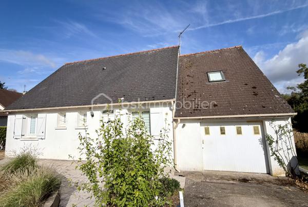 Vous cherchez une maison à personnaliser selon vos envies ? Venez découvrir cette maison familiale située à proximité du centre-bourg, dans un environnement calme, sur une belle parcelle.
Elle offre l'avantage d'une vie de plain-pied, avec au rez-de-chaussée, un salon/séjour d'environ 23 m2 donnant accès à une terrasse surélevée et au jardin, une cuisine, un cellier, deux chambres, une salle d'eau et un WC. 

À l'étage, vous trouverez deux chambres supplémentaires.

Un grand garage traversant de 30 m2 environ complète l'ensemble et donne également accès au vide sanitaire. La maison bénéficie d'huisseries en PVC double vitrage sur la quasi-totalité des ouvertures, d'un chauffage au gaz de ville et du tout-à-l'égout.

À l'extérieur, vous profiterez d'une parcelle close de 958 m2 avec deux accès et un terrain de pétanque. 

Écoles maternelle et primaire à proximité immédiate, arrêt de bus desservant ces établissements et le collège de rattachement Philippe de Commynes à Tours. 

Des travaux de rénovation sont à prévoir, offrant aux futurs propriétaires la possibilité de repenser cette maison à leur goût et d'en exploiter toutes les possibilités. Une visite reste le meilleur moyen de vous projeter : venez la découvrir et vous faire votre propre idée ! Contactez-moi de préférence par téléphone.