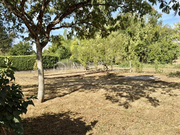Vous cherchez une maison à personnaliser selon vos envies ? Venez découvrir cette maison familiale située à proximité du centre-bourg, dans un environnement calme, sur une belle parcelle.
Elle offre l'avantage d'une vie de plain-pied, avec au rez-de-chaussée, un salon/séjour d'environ 23 m2 donnant accès à une terrasse surélevée et au jardin, une cuisine, un cellier, deux chambres, une salle d'eau et un WC. 

À l'étage, vous trouverez deux chambres supplémentaires.

Un grand garage traversant de 30 m2 environ complète l'ensemble et donne également accès au vide sanitaire. La maison bénéficie d'huisseries en PVC double vitrage sur la quasi-totalité des ouvertures, d'un chauffage au gaz de ville et du tout-à-l'égout.

À l'extérieur, vous profiterez d'une parcelle close de 958 m2 avec deux accès et un terrain de pétanque. 

Écoles maternelle et primaire à proximité immédiate, arrêt de bus desservant ces établissements et le collège de rattachement Philippe de Commynes à Tours. 

Des travaux de rénovation sont à prévoir, offrant aux futurs propriétaires la possibilité de repenser cette maison à leur goût et d'en exploiter toutes les possibilités. Une visite reste le meilleur moyen de vous projeter : venez la découvrir et vous faire votre propre idée ! Contactez-moi de préférence par téléphone.