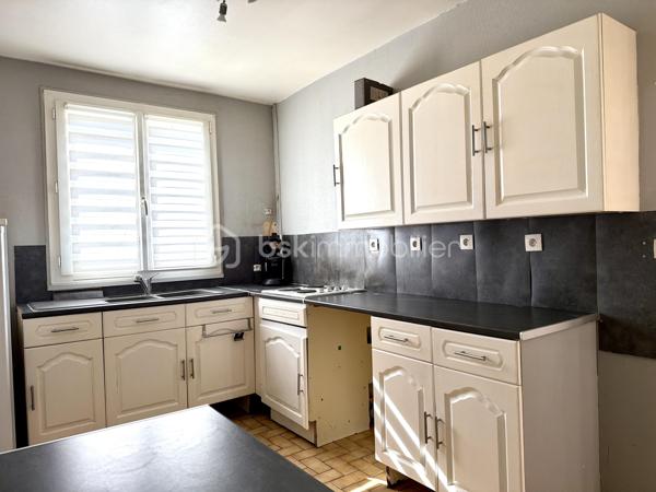 Vous cherchez une maison à personnaliser selon vos envies ? Venez découvrir cette maison familiale située à proximité du centre-bourg, dans un environnement calme, sur une belle parcelle.
Elle offre l'avantage d'une vie de plain-pied, avec au rez-de-chaussée, un salon/séjour d'environ 23 m2 donnant accès à une terrasse surélevée et au jardin, une cuisine, un cellier, deux chambres, une salle d'eau et un WC. 

À l'étage, vous trouverez deux chambres supplémentaires.

Un grand garage traversant de 30 m2 environ complète l'ensemble et donne également accès au vide sanitaire. La maison bénéficie d'huisseries en PVC double vitrage sur la quasi-totalité des ouvertures, d'un chauffage au gaz de ville et du tout-à-l'égout.

À l'extérieur, vous profiterez d'une parcelle close de 958 m2 avec deux accès et un terrain de pétanque. 

Écoles maternelle et primaire à proximité immédiate, arrêt de bus desservant ces établissements et le collège de rattachement Philippe de Commynes à Tours. 

Des travaux de rénovation sont à prévoir, offrant aux futurs propriétaires la possibilité de repenser cette maison à leur goût et d'en exploiter toutes les possibilités. Une visite reste le meilleur moyen de vous projeter : venez la découvrir et vous faire votre propre idée ! Contactez-moi de préférence par téléphone.