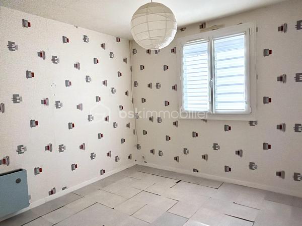 Vous cherchez une maison à personnaliser selon vos envies ? Venez découvrir cette maison familiale située à proximité du centre-bourg, dans un environnement calme, sur une belle parcelle.
Elle offre l'avantage d'une vie de plain-pied, avec au rez-de-chaussée, un salon/séjour d'environ 23 m2 donnant accès à une terrasse surélevée et au jardin, une cuisine, un cellier, deux chambres, une salle d'eau et un WC. 

À l'étage, vous trouverez deux chambres supplémentaires.

Un grand garage traversant de 30 m2 environ complète l'ensemble et donne également accès au vide sanitaire. La maison bénéficie d'huisseries en PVC double vitrage sur la quasi-totalité des ouvertures, d'un chauffage au gaz de ville et du tout-à-l'égout.

À l'extérieur, vous profiterez d'une parcelle close de 958 m2 avec deux accès et un terrain de pétanque. 

Écoles maternelle et primaire à proximité immédiate, arrêt de bus desservant ces établissements et le collège de rattachement Philippe de Commynes à Tours. 

Des travaux de rénovation sont à prévoir, offrant aux futurs propriétaires la possibilité de repenser cette maison à leur goût et d'en exploiter toutes les possibilités. Une visite reste le meilleur moyen de vous projeter : venez la découvrir et vous faire votre propre idée ! Contactez-moi de préférence par téléphone.
