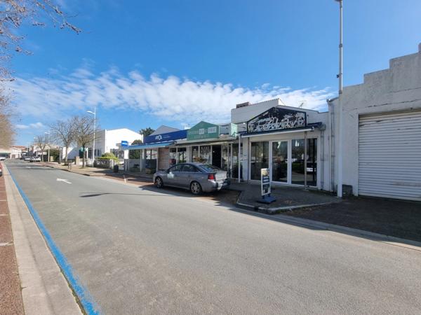 Local commercial 89m² à louer - Place Gambetta, Saint-Pierre-d’Oléron. (17)