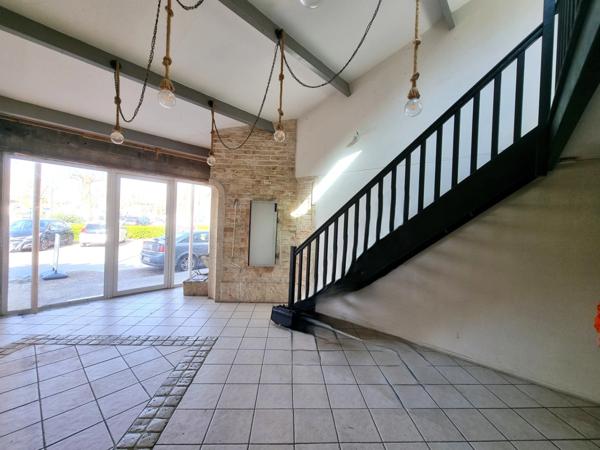 Local commercial 89m² à louer - Place Gambetta, Saint-Pierre-d’Oléron. (17)