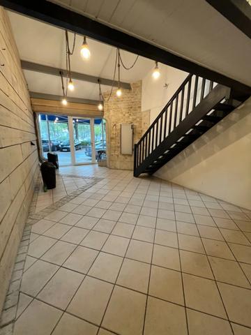 Local commercial 89m² à louer - Place Gambetta, Saint-Pierre-d’Oléron. (17)