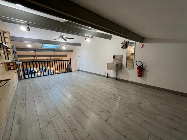 Local commercial 89m² à louer - Place Gambetta, Saint-Pierre-d’Oléron. (17)