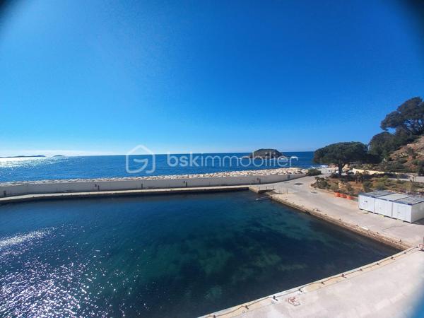 Appartement d’exception – Vue mer panoramique
Résidence privée et exclusive à Bandol

Au sein d’une copropriété rare et particulièrement recherchée, découvrez cet élégant appartement de 41,04 m² bénéficiant d’une vue mer panoramique spectaculaire sur la Méditerranée.

Baigné de lumière, l’espace de vie offre une atmosphère raffinée et apaisante, idéale pour profiter pleinement d’un cadre de vie privilégié en bord de mer.

La résidence, véritable domaine privé, propose des prestations exclusives réservées aux résidents :
port privé, plage privée, piscine, tennis, stade de football, terrain de pétanque, ainsi que de magnifiques espaces de promenade.

L’ensemble bénéficie d’un gardiennage permanent, d’un accès sécurisé et d’un parking privé surveillé, garantissant confort et sérénité.

À quelques minutes à pied seulement des plages, du port et du centre animé de Bandol, cette adresse confidentielle incarne l’art de vivre méditerranéen.

Un bien rare, idéal pour une résidence secondaire de prestige ou un investissement patrimonial sur la côte varoise.