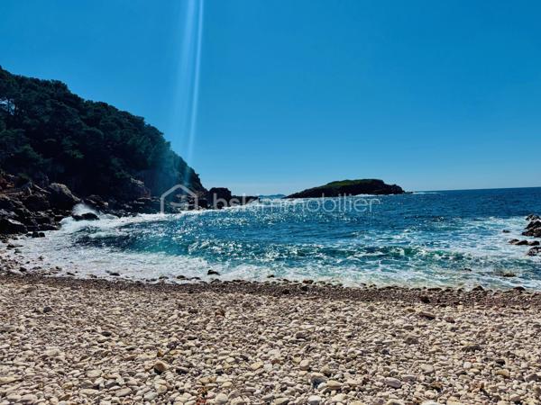 Appartement d’exception – Vue mer panoramique
Résidence privée et exclusive à Bandol

Au sein d’une copropriété rare et particulièrement recherchée, découvrez cet élégant appartement de 41,04 m² bénéficiant d’une vue mer panoramique spectaculaire sur la Méditerranée.

Baigné de lumière, l’espace de vie offre une atmosphère raffinée et apaisante, idéale pour profiter pleinement d’un cadre de vie privilégié en bord de mer.

La résidence, véritable domaine privé, propose des prestations exclusives réservées aux résidents :
port privé, plage privée, piscine, tennis, stade de football, terrain de pétanque, ainsi que de magnifiques espaces de promenade.

L’ensemble bénéficie d’un gardiennage permanent, d’un accès sécurisé et d’un parking privé surveillé, garantissant confort et sérénité.

À quelques minutes à pied seulement des plages, du port et du centre animé de Bandol, cette adresse confidentielle incarne l’art de vivre méditerranéen.

Un bien rare, idéal pour une résidence secondaire de prestige ou un investissement patrimonial sur la côte varoise.