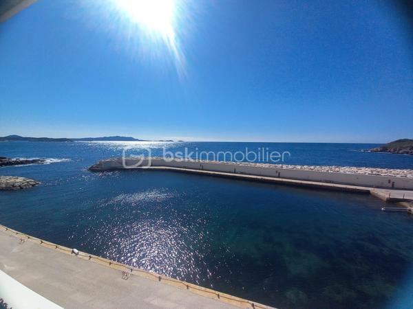 Appartement d’exception – Vue mer panoramique
Résidence privée et exclusive à Bandol

Au sein d’une copropriété rare et particulièrement recherchée, découvrez cet élégant appartement de 41,04 m² bénéficiant d’une vue mer panoramique spectaculaire sur la Méditerranée.

Baigné de lumière, l’espace de vie offre une atmosphère raffinée et apaisante, idéale pour profiter pleinement d’un cadre de vie privilégié en bord de mer.

La résidence, véritable domaine privé, propose des prestations exclusives réservées aux résidents :
port privé, plage privée, piscine, tennis, stade de football, terrain de pétanque, ainsi que de magnifiques espaces de promenade.

L’ensemble bénéficie d’un gardiennage permanent, d’un accès sécurisé et d’un parking privé surveillé, garantissant confort et sérénité.

À quelques minutes à pied seulement des plages, du port et du centre animé de Bandol, cette adresse confidentielle incarne l’art de vivre méditerranéen.

Un bien rare, idéal pour une résidence secondaire de prestige ou un investissement patrimonial sur la côte varoise.