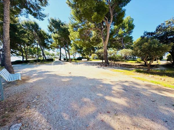 Appartement d’exception – Vue mer panoramique
Résidence privée et exclusive à Bandol

Au sein d’une copropriété rare et particulièrement recherchée, découvrez cet élégant appartement de 41,04 m² bénéficiant d’une vue mer panoramique spectaculaire sur la Méditerranée.

Baigné de lumière, l’espace de vie offre une atmosphère raffinée et apaisante, idéale pour profiter pleinement d’un cadre de vie privilégié en bord de mer.

La résidence, véritable domaine privé, propose des prestations exclusives réservées aux résidents :
port privé, plage privée, piscine, tennis, stade de football, terrain de pétanque, ainsi que de magnifiques espaces de promenade.

L’ensemble bénéficie d’un gardiennage permanent, d’un accès sécurisé et d’un parking privé surveillé, garantissant confort et sérénité.

À quelques minutes à pied seulement des plages, du port et du centre animé de Bandol, cette adresse confidentielle incarne l’art de vivre méditerranéen.

Un bien rare, idéal pour une résidence secondaire de prestige ou un investissement patrimonial sur la côte varoise.