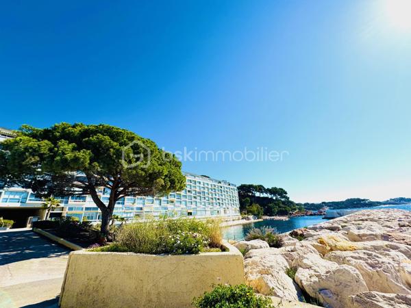 Appartement d’exception – Vue mer panoramique
Résidence privée et exclusive à Bandol

Au sein d’une copropriété rare et particulièrement recherchée, découvrez cet élégant appartement de 41,04 m² bénéficiant d’une vue mer panoramique spectaculaire sur la Méditerranée.

Baigné de lumière, l’espace de vie offre une atmosphère raffinée et apaisante, idéale pour profiter pleinement d’un cadre de vie privilégié en bord de mer.

La résidence, véritable domaine privé, propose des prestations exclusives réservées aux résidents :
port privé, plage privée, piscine, tennis, stade de football, terrain de pétanque, ainsi que de magnifiques espaces de promenade.

L’ensemble bénéficie d’un gardiennage permanent, d’un accès sécurisé et d’un parking privé surveillé, garantissant confort et sérénité.

À quelques minutes à pied seulement des plages, du port et du centre animé de Bandol, cette adresse confidentielle incarne l’art de vivre méditerranéen.

Un bien rare, idéal pour une résidence secondaire de prestige ou un investissement patrimonial sur la côte varoise.