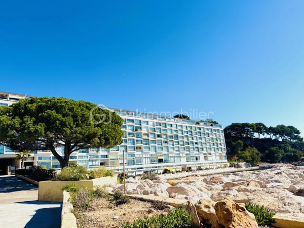 Appartement d’exception – Vue mer panoramique
Résidence privée et exclusive à Bandol

Au sein d’une copropriété rare et particulièrement recherchée, découvrez cet élégant appartement de 41,04 m² bénéficiant d’une vue mer panoramique spectaculaire sur la Méditerranée.

Baigné de lumière, l’espace de vie offre une atmosphère raffinée et apaisante, idéale pour profiter pleinement d’un cadre de vie privilégié en bord de mer.

La résidence, véritable domaine privé, propose des prestations exclusives réservées aux résidents :
port privé, plage privée, piscine, tennis, stade de football, terrain de pétanque, ainsi que de magnifiques espaces de promenade.

L’ensemble bénéficie d’un gardiennage permanent, d’un accès sécurisé et d’un parking privé surveillé, garantissant confort et sérénité.

À quelques minutes à pied seulement des plages, du port et du centre animé de Bandol, cette adresse confidentielle incarne l’art de vivre méditerranéen.

Un bien rare, idéal pour une résidence secondaire de prestige ou un investissement patrimonial sur la côte varoise.