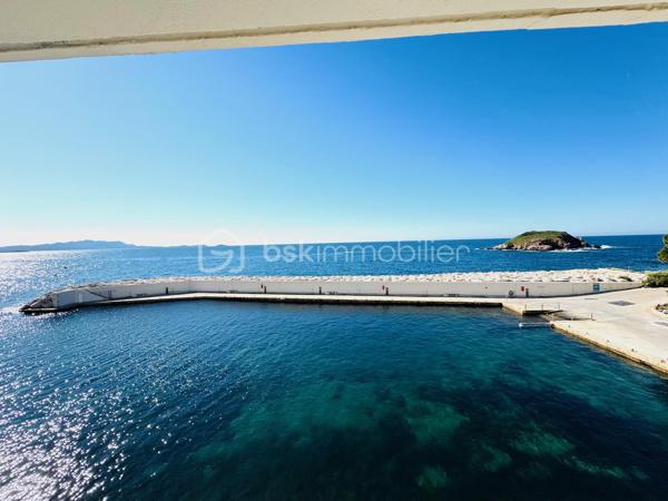 Appartement d’exception – Vue mer panoramique
Résidence privée et exclusive à Bandol

Au sein d’une copropriété rare et particulièrement recherchée, découvrez cet élégant appartement de 41,04 m² bénéficiant d’une vue mer panoramique spectaculaire sur la Méditerranée.

Baigné de lumière, l’espace de vie offre une atmosphère raffinée et apaisante, idéale pour profiter pleinement d’un cadre de vie privilégié en bord de mer.

La résidence, véritable domaine privé, propose des prestations exclusives réservées aux résidents :
port privé, plage privée, piscine, tennis, stade de football, terrain de pétanque, ainsi que de magnifiques espaces de promenade.

L’ensemble bénéficie d’un gardiennage permanent, d’un accès sécurisé et d’un parking privé surveillé, garantissant confort et sérénité.

À quelques minutes à pied seulement des plages, du port et du centre animé de Bandol, cette adresse confidentielle incarne l’art de vivre méditerranéen.

Un bien rare, idéal pour une résidence secondaire de prestige ou un investissement patrimonial sur la côte varoise.