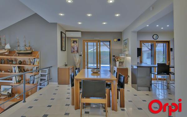 Maison à vendre    7 pièces • 201 m2 Bourgoin-Jallieu