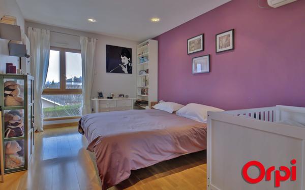 Maison à vendre    7 pièces • 201 m2 Bourgoin-Jallieu