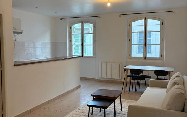 Appartement à vendre    3 pièces • 54 m2 Marseille 1