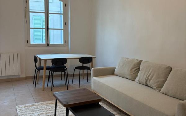 Appartement à vendre    3 pièces • 54 m2 Marseille 1