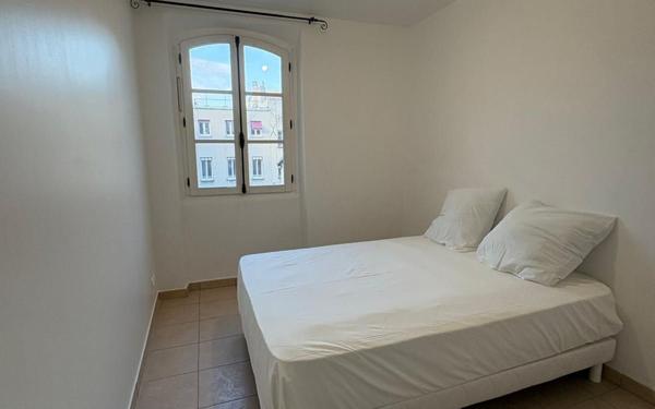 Appartement à vendre    3 pièces • 54 m2 Marseille 1